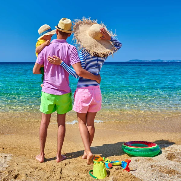 Família Praia Usando Chapéu Sol Palha Casal Novo Com Menino — Fotografia de Stock