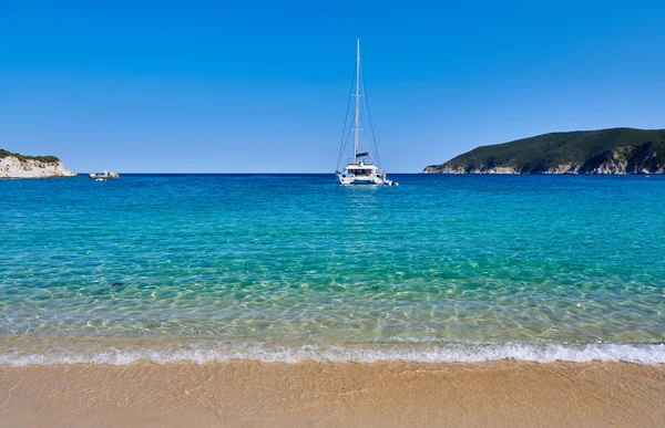 Playa Costa Rocosa Paisaje Con Yate Sithonia Grecia —  Fotos de Stock