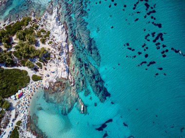 Güzel bir plaj ve kayalık sahil şeridi üst hava uçak atış, Sithonia, Yunanistan görüntülemek