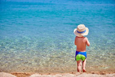 Sahilde iki yaşında bir yürümeye başlayan çocuk 