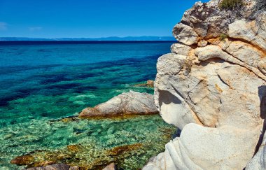 Su güzel kayalık sahil ve turkuaz deniz manzara, Sithonia, Yunanistan