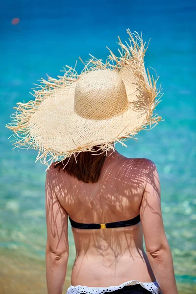 女性でビキニでビーチ シトニア ギリシャ — ストック写真