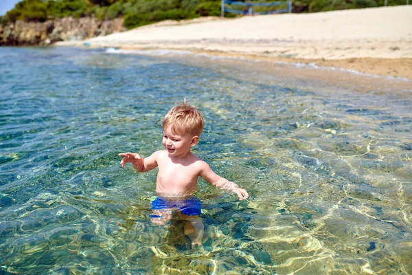 Två Gamla Barn Pojke Stranden — Stockfoto