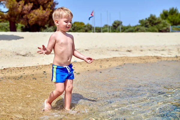 Két Éves Kisgyermek Fiú Strandon — Stock Fotó