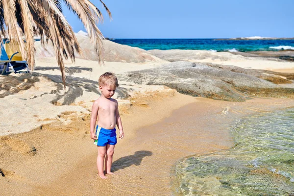 两岁的小男孩在海滩上 — 图库照片