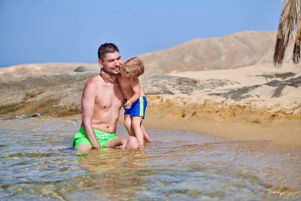 Niño Dos Años Playa Con Padre —  Fotos de Stock