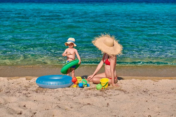 Twee Jaar Oud Peuter Jongen Het Strand Met Moeder — Stockfoto