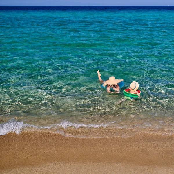 两岁小孩和妈妈在海滩上 — 图库照片
