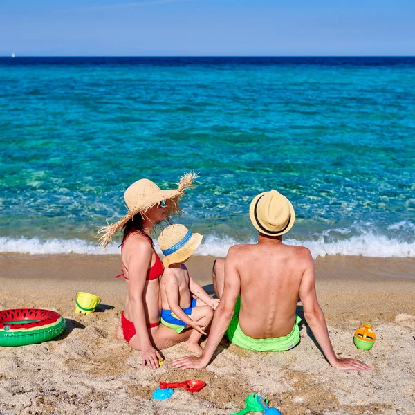 Família Praia Jovem Casal Com Menino Três Anos Sithonia Grécia — Fotografia de Stock