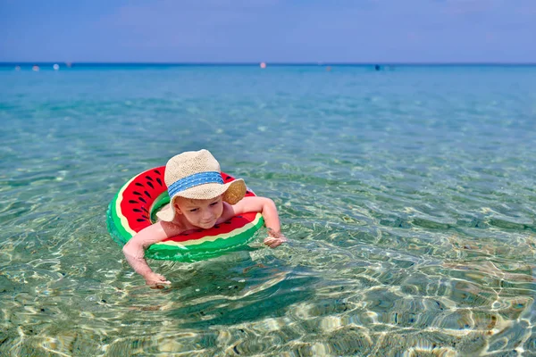 Menino Dois Anos Praia Nadando Com Anel Inflável — Fotografia de Stock