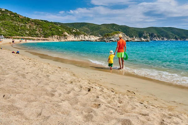 Niño Dos Años Caminando Playa Con Padre Sosteniendo Anillo Inflable —  Fotos de Stock