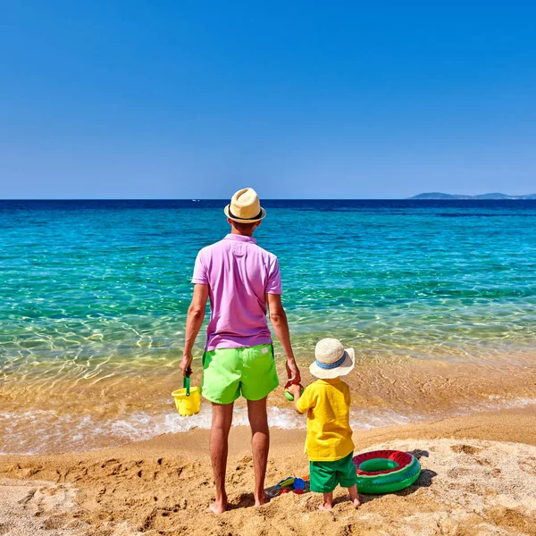 Babasıyla Kumsalda Iki Yaşında Bir Çocuk Şişme Yüzük Plaj Oyuncakları — Stok fotoğraf