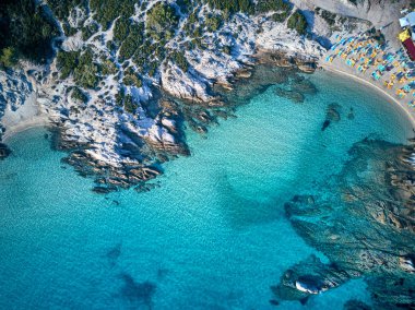 Güzel bir plaj ve kayalık sahil şeridi üst hava uçak atış, Sithonia, Yunanistan görüntülemek