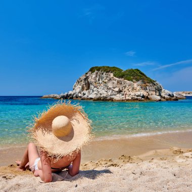 Plajda bikinili kadın, Sithonia, Yunanistan