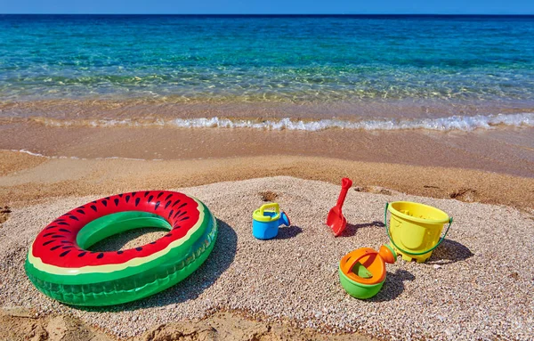Όμορφη Παραλία Φουσκωτό Δαχτυλίδι Και Παιχνίδια Στην Σιθωνία Ελλάδα — Φωτογραφία Αρχείου