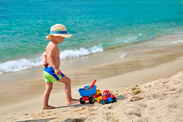 Bambino Due Anni Sulla Spiaggia Con Giocattoli Ragazzo Con Cappello — Foto Stock