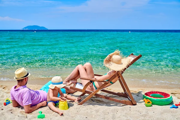 Familj Stranden Ungt Par Med Treårig Pojke Sithonia Grekland — Stockfoto