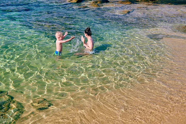 Due Anni Bambino Ragazzo Sulla Spiaggia Con Madre — Foto Stock