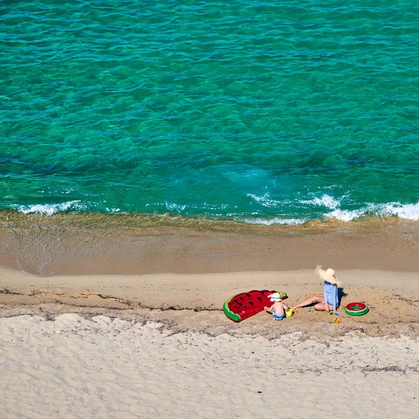 Menino Dois Anos Idade Sua Mãe Praia Com Flutuador Inflável — Fotografia de Stock