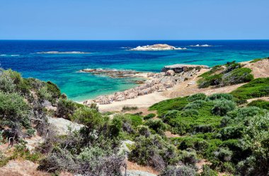 Güzel sahil ve kayalık kıyı manzarası, Sithonia, Yunanistan