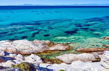 Su güzel kayalık sahil ve turkuaz deniz manzara, Sithonia, Yunanistan