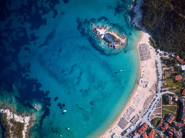 Bela Praia Vista Aérea Superior Drone Shot Sithonia Grécia — Fotografia de Stock