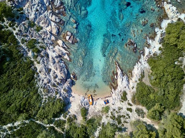 Güzel bir plaj ve kayalık sahil şeridi üst hava uçak atış, Sithonia, Yunanistan görüntülemek
