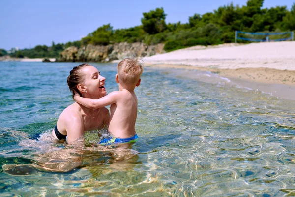 Due Anni Bambino Ragazzo Sulla Spiaggia Con Madre — Foto Stock