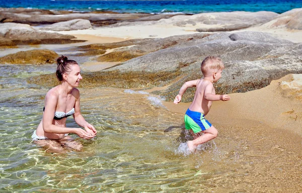 Due Anni Bambino Ragazzo Sulla Spiaggia Con Madre — Foto Stock