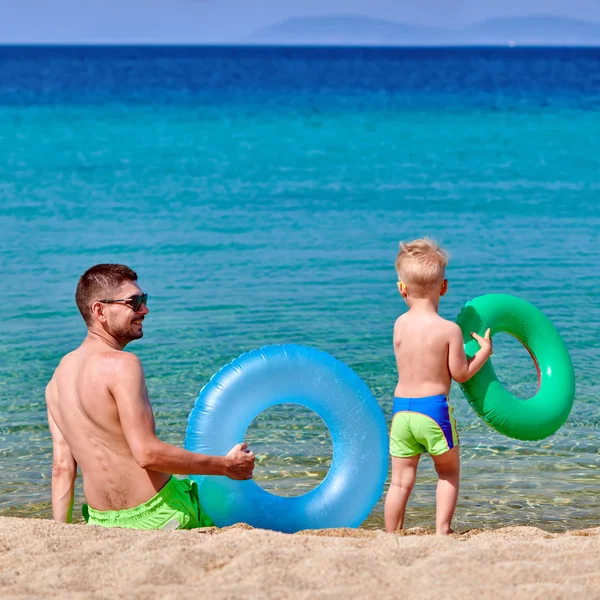 Due Anni Bambino Ragazzo Sulla Spiaggia Con Padre — Foto Stock