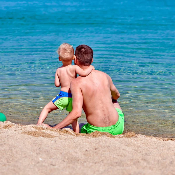 Niño Dos Años Playa Con Padre —  Fotos de Stock