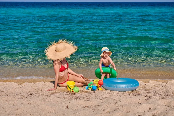 Dois Anos Idade Criança Menino Praia Com Mãe — Fotografia de Stock
