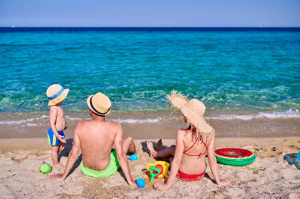 Família Praia Jovem Casal Com Menino Três Anos Sithonia Grécia — Fotografia de Stock