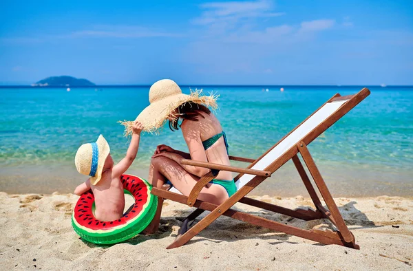 Due Anni Bambino Ragazzo Sulla Spiaggia Con Madre — Foto Stock