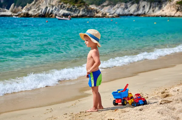 おもちゃでビーチに 歳の幼児の少年 わら太陽帽子の身に着けている子供 夏の家族旅行 シトニア ギリシャ — ストック写真