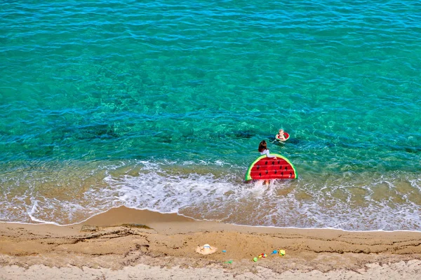 Enfant Deux Ans Mère Sur Plage Avec Flotteur Gonflable Anneau — Photo