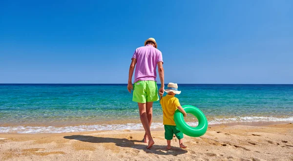 Niño Dos Años Caminando Playa Con Padre Sosteniendo Anillo Inflable —  Fotos de Stock