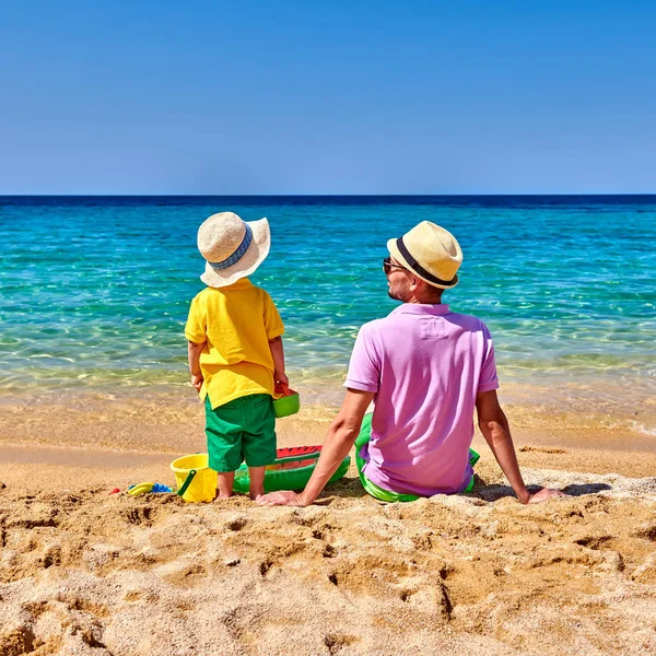 Babasıyla Kumsalda Iki Yaşında Bir Çocuk Şişme Yüzük Plaj Oyuncakları — Stok fotoğraf