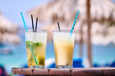 İki kokteyl tropikal plaj