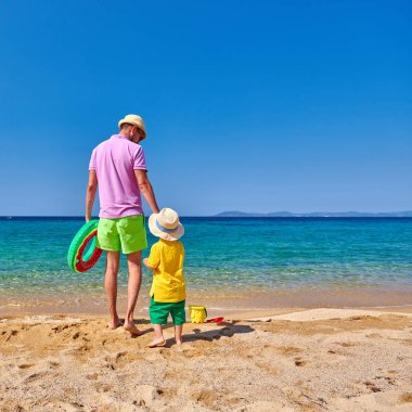 Yürümeye başlayan çocuk babası ile Sahilde yürüyüş