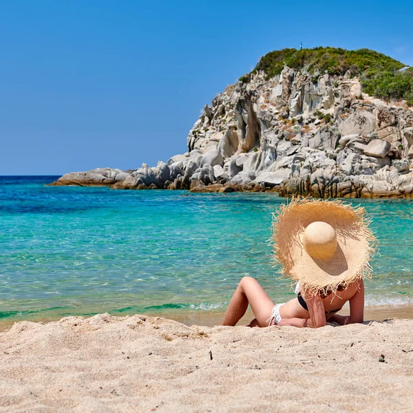 Mujer en bikini en la playa — Foto de Stock