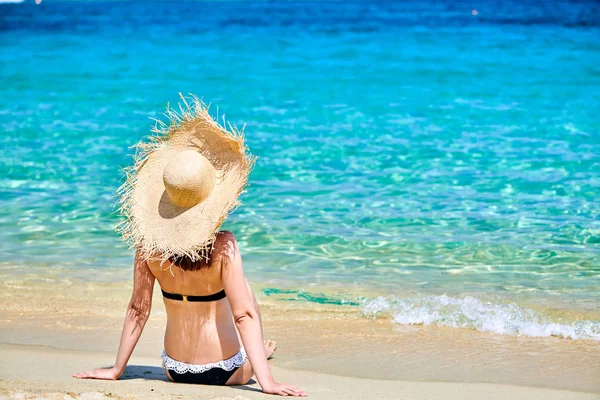 Mulher de biquíni na praia — Fotografia de Stock