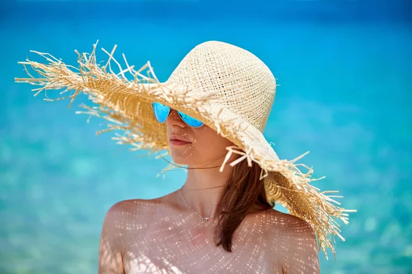 Mujer en bikini en la playa — Foto de Stock