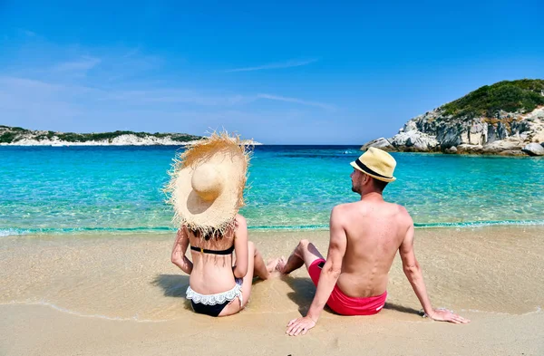 Couple sur la plage en Grèce — Photo