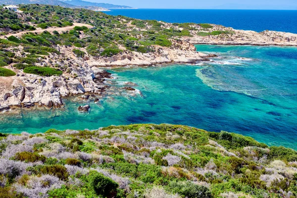 Beautiful beach and rocky coastline landscape in Greece — Stock Photo, Image