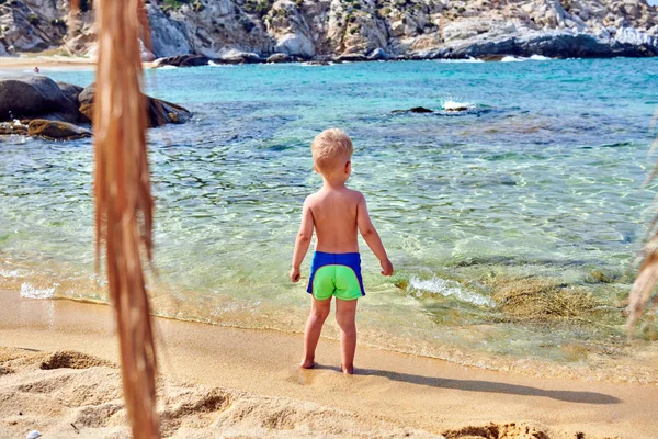 Niño en la playa — Foto de Stock