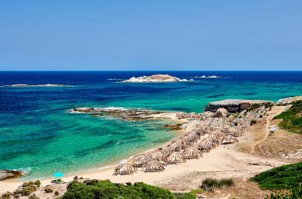 Schöner strand und felsige küstenlandschaft in griechenland — Stockfoto