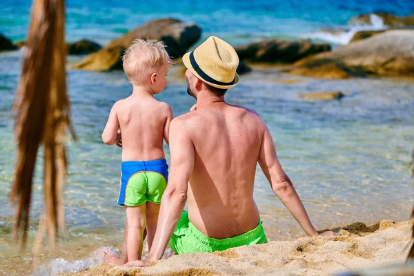 Menino na praia com o pai — Fotografia de Stock