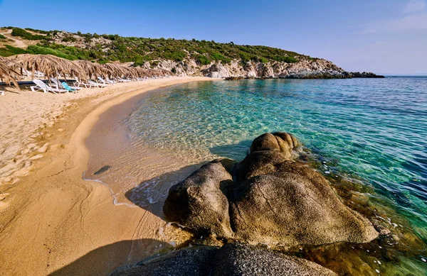 Hermosa playa y paisaje de costa rocosa en Grecia —  Fotos de Stock
