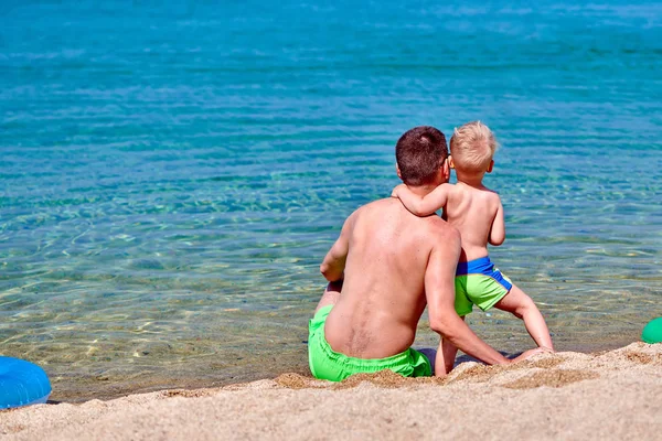 Toddler boy on beach with father — Stock Photo, Image